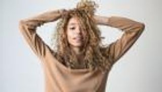 نصائح للعناية بالشعر المختلط.. احذري المرطبات