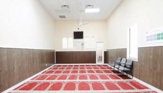 جانب من المسجد الذي تعرض للهجوم