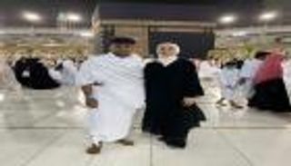 عفروتو يؤدي العمرة.. صورة مع صديقته أمام "الكعبة" تثير جدلا واسعا