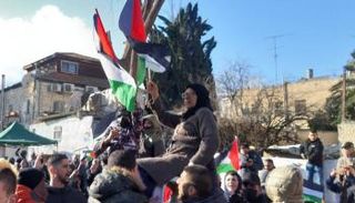 الفلسطينية فاطمة سالم على الأكتاف بحي الشيخ جراح