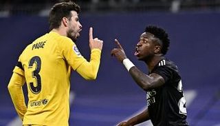 فينيسيوس وبيكيه خلال كلاسيكو ريال مدريد وبرشلونة