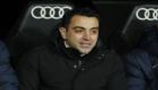 تشافي يجيب.. هل يُتوج برشلونة بالليجا بعد الفوز على ريال مدريد؟