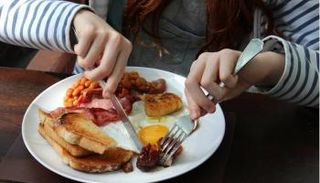 تناول اللحم المقدد من العادات الخاطئة على الإفطار- أرشيفية