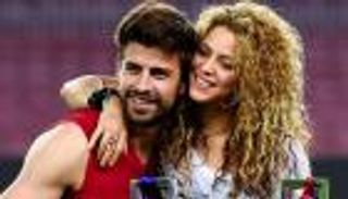 شاكيرا تهنئ بيكيه بفوز برشلونة على ريال مدريد: "زوجي الأفضل"