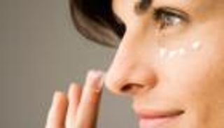 الكونسيلر الأبيض.. سلاح فعال لإخفاء عيوب البشرة