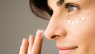 الكونسيلر الأبيض سلاح فعال لإخفاء عيوب البشرة- أرشيفية