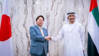 الشيخ عبدالله بن زايد آل نهيان ونظيره الياباني يوشيماسا هاياشى