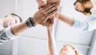 الأيدي الناعمة أمل الاقتصاد العالمي.. رسالة مؤثرة في "عيد الأم"