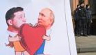 القيصر والكوميدي... لقاء بوتين وزيلينسكي يبحث عن معادلة "الأعدقاء"