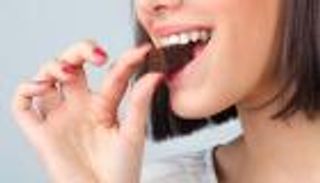 لأسنان نظيفة وصحية.. قائمة الأغذية المفيدة