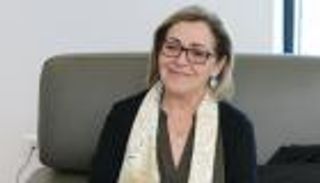 "فنانة الأمومة" الجزائرية بهية راشدي.. فاقد الشيء يعطي بسخاء