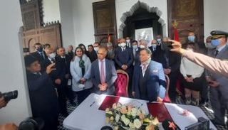 شكيب بنموسى رفقة المهدي قطبي بعد التوقيع على الاتفاقية