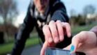 حدث في مصر.. سرق موبايل من فتاة فالتقطت صديقتها صورته بالكاميرا