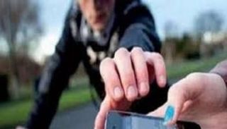 لص يسرق موبايل - أرشيفية