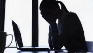 فتاة تبكي - صورة تمثيلية