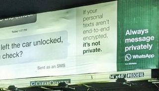 احد إعلانات واتساب المنتشرة على الطرق في الولايات المتحدة