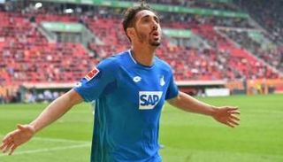 إسحاق بلفوضيل لاعب منتخب الجزائر