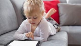 استخدام الأجهزة الإلكترونية المفرط يضر بنظر الأطفال 