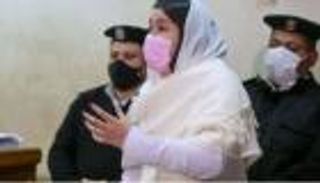 محامي حنين حسام يكشف معنى كلمة "سريرك مسرحك" بفيديو "الفجور"