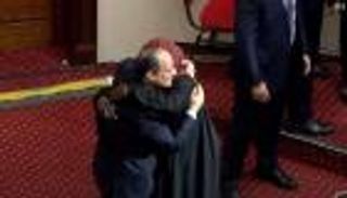 السيسي يتحدث عن انتحار فتاتين.. و"الحاجة مكة" تستقبله بالأحضان