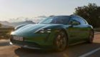 "بورش" صوب محطات شحن السيارات الكهربائية.. ما القصة؟