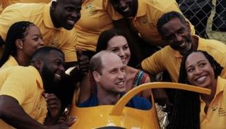 دوق ودوقا كامبريج أثناء التقاطهما السيلفي مع الفريق