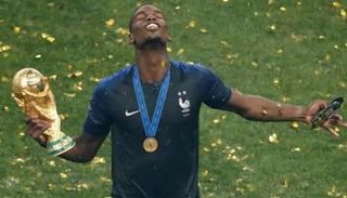 بوجبا يحمل ميدالية التتويج بكأس العالم