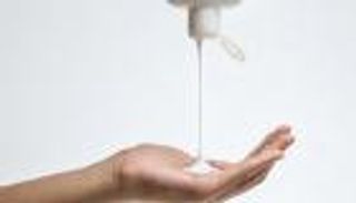 لوشن الجسم الصلب والسائل.. أيهما أفضل؟