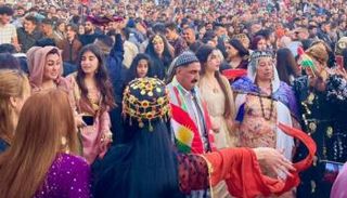 محتفلون عند متنزه وسط مدينة السليمانية بأعياد "نوروز"