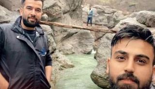 الشباب قبل سقوطهم في النهر 