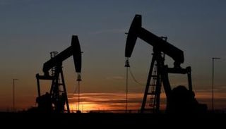 النفط يعاود الهبوط بفعل شبح المخزونات