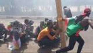 مقتل متظاهر والشرطة السودانية تفرق محتجين قرب القصر الرئاسي