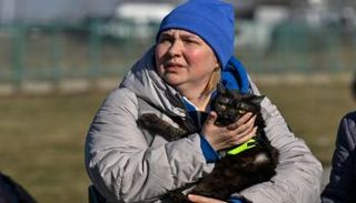 لاجئة أوكرانية تعبر الحدود نحو بولندا مع قطتها -أ. ف. ب