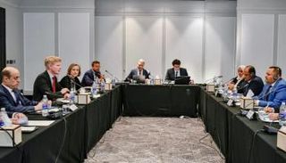 جانب من المشاورات بالعاصمة الأردنية بين مختلف الأطراف اليمنية والمبعوث الأممي