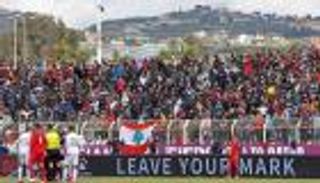 بسبب الجماهير.. حكم مباراة لبنان وسوريا ينسحب من الملعب