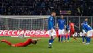 "عار وإذلال".. صاعقة منتخب إيطاليا تزلزل صحف العالم