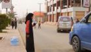 ساقية الماء.. طفلة يمنية تخطف الأنظار في شوارع مأرب