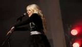 لويزا وينك تلهب حماس جمهور إكسبو دبي.. رحلة إلى "عالم البوب"