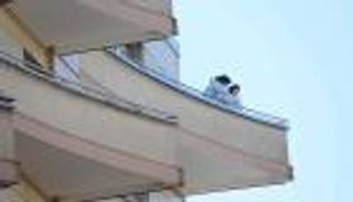 نهاية مفجعة لأسرة غامضة.. سقطوا من الشرفة واحدا تلو الآخر