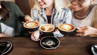 مجموعة أصدقاء يحتسون القهوة والنسكافية