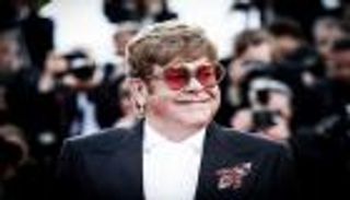 إلتون جون يحتفل بعيد ميلاده الـ75.. ومفاجأة للجمهور