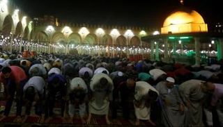 صلاة التراويح في مصر (أرشيفية)