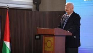 حنا ناصر خلال المؤتمر الصحفي اليوم السبت