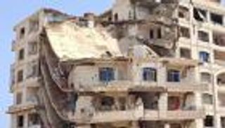 الأزمة اليمنية.. 20 مصابا في انهيار مبنى سكني للنازحين في عدن (صور)