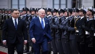 الرئيسان الأمريكي والبولندي يستعرضان حرس الشرف- أ.ف.ب