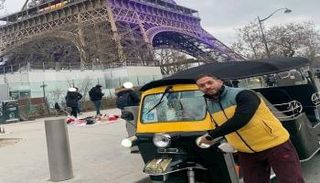 صورة متداولة لشاب مصري بجوار توك توك في باريس