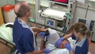 مريض يخضع لتنظير القولون 