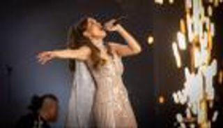 إكسبو 2020 دبي.. نجمة مسرحية طرزان تحيي حفلا غنائيا ساحرا (صور)