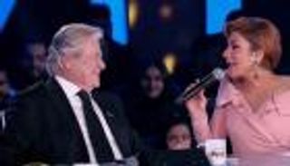 أصالة تغازل حسين فهمي وتهديه أغنية "يا واد يا تقيل" (فيديو)