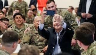 بايدن مع جنود أمريكيين في قاعدة عسكرية قرب أوكرانيا